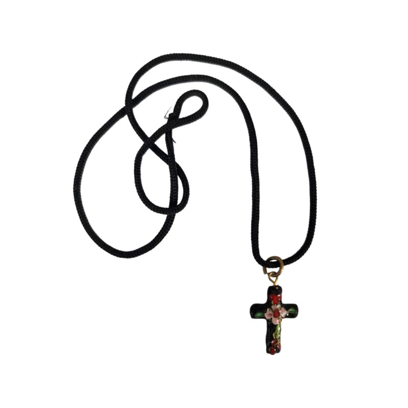 Pendentif avec ruban noir et sa croix noire fleurie de 6 cm x 4 cm