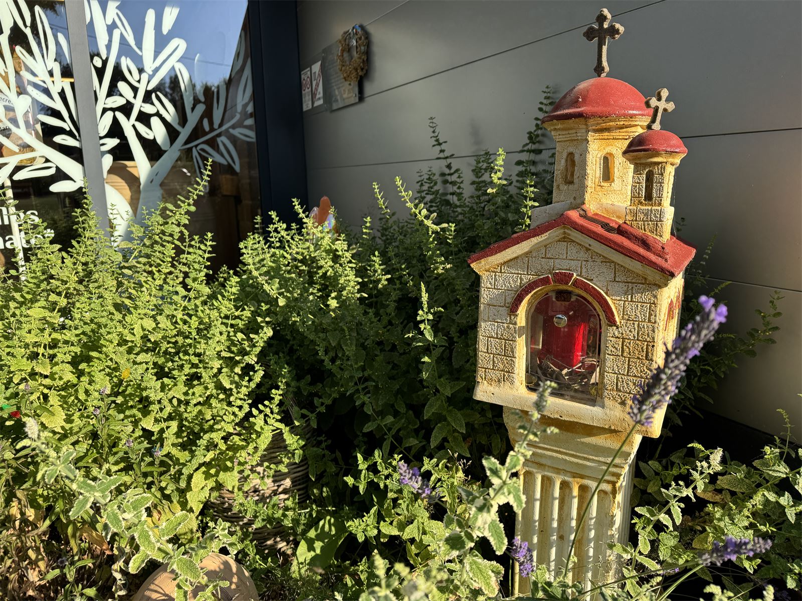 Chapelle orthodoxe miniature entour&eacute;e de lavande et d'aromates, dans le jardin de l'&eacute;picerie grecque de Messei